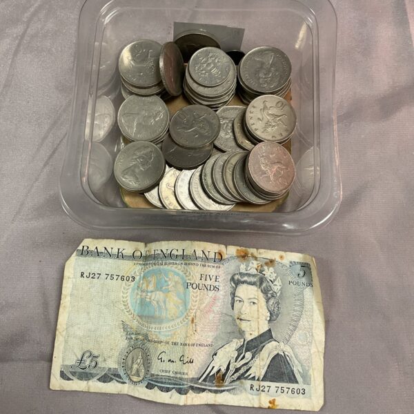 Mixed lot of UK coins and a five-pound note for collectors.