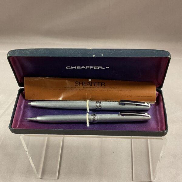 Vintage Sheaffer pen set displayed in its original box.