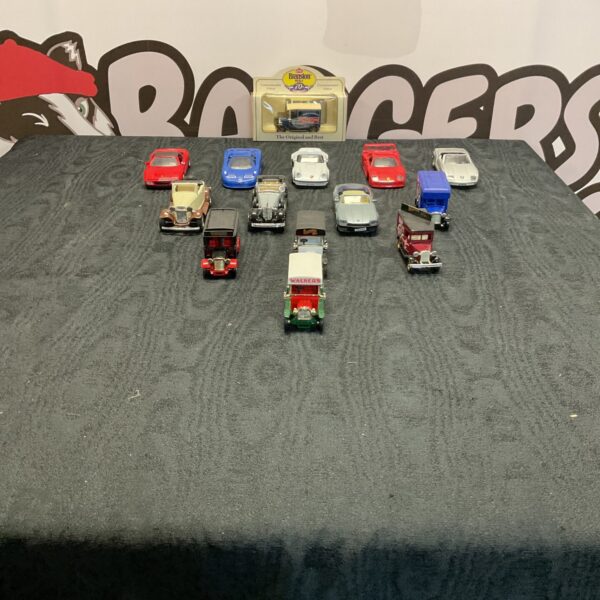Mixed lot of diecast model cars, including Lledo and Maisto.