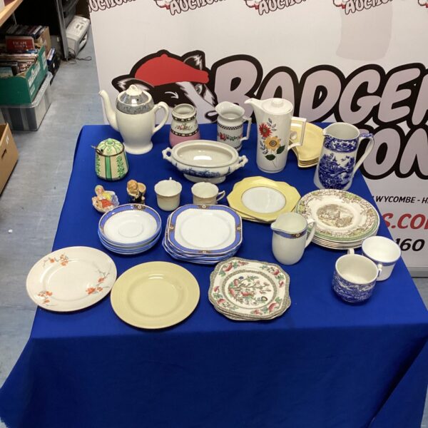 Mixed china lot featuring Aynsley coffee pot and Spode plates.
