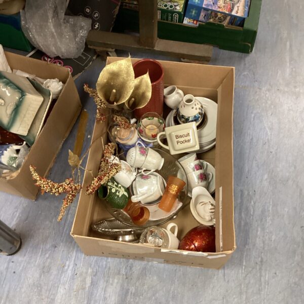 Mixed lot of vintage porcelain collectibles and figurines.