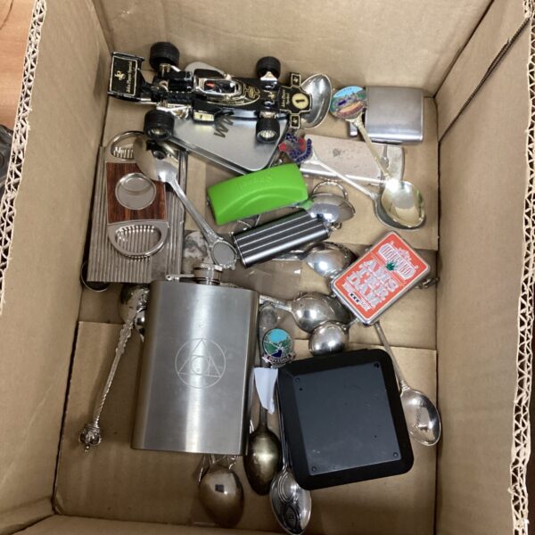 Mixed lot of vintage collectibles including a Ronson lighter.