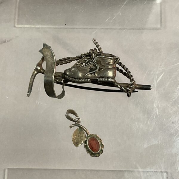 Vintage whitemetal climbing brooch with rope detail.