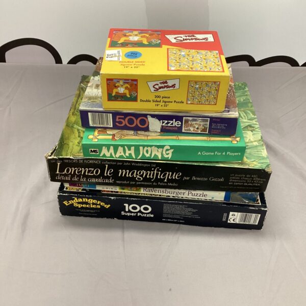 Front view of a vintage Simpsons 500 piece jigsaw puzzle box.