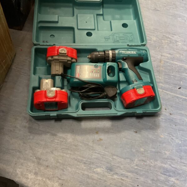 Makita cordless drill in open carrying case with battery and attachments.