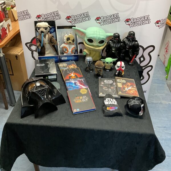 Overview of a Star Wars mixed lot with Funko Pops and a mask.