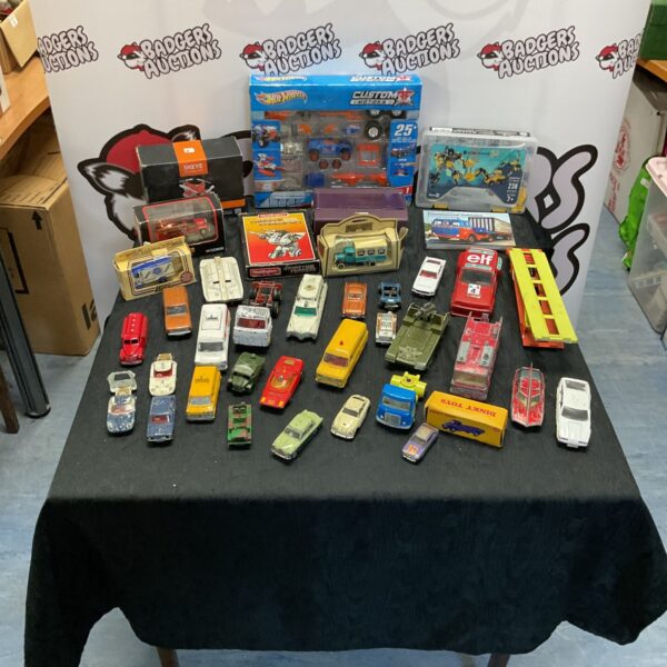 Mixed lot of diecast model vehicles and a sealed Hot Wheels set.