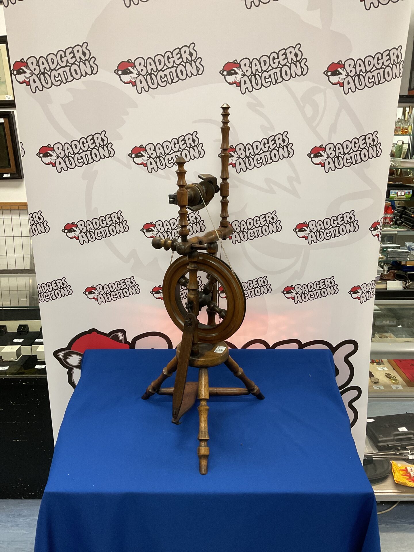 060 Vintage wooden spinning wheel
