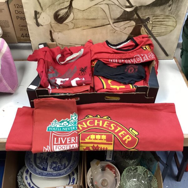 Vintage Liverpool & Manchester United football clothing and bedding lot.