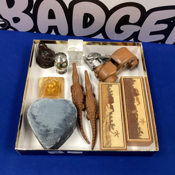Mixed lot of vintage collectibles including wooden crocodiles.