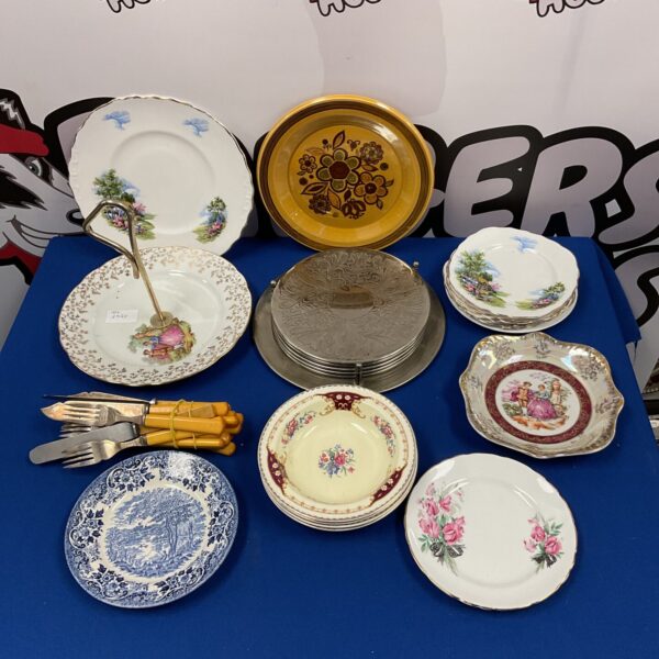 Mixed lot of vintage china plates including Ridgway and Delphine.
