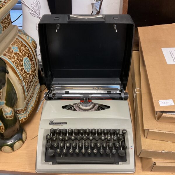 Vintage Adler Contessa de Luxe mechanical typewriter in good condition.