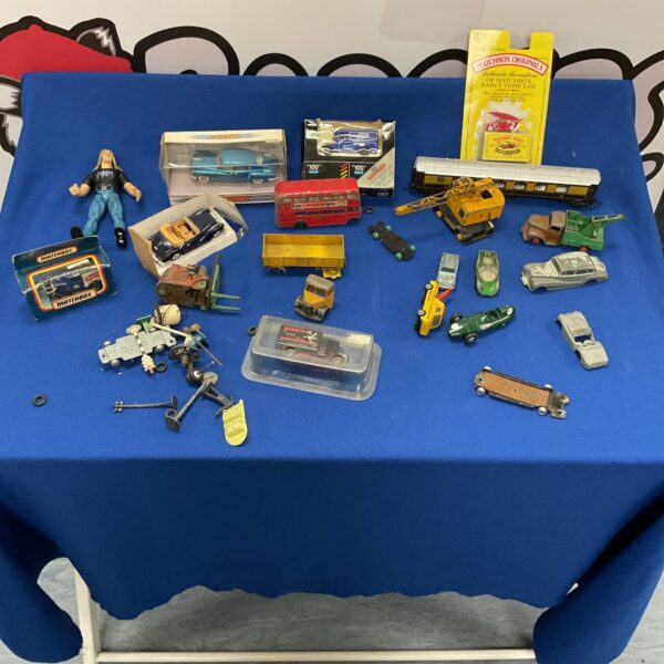 Mixed lot of vintage diecast models including Dinky and Matchbox.