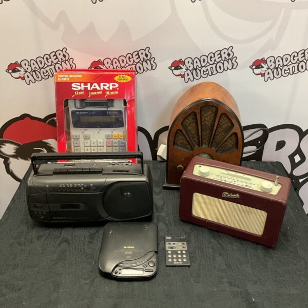 Vintage Roberts Revival radio in good condition, classic portable radio.