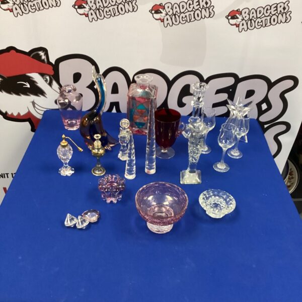Mixed glassware lot including a Murano swan figurine on display.