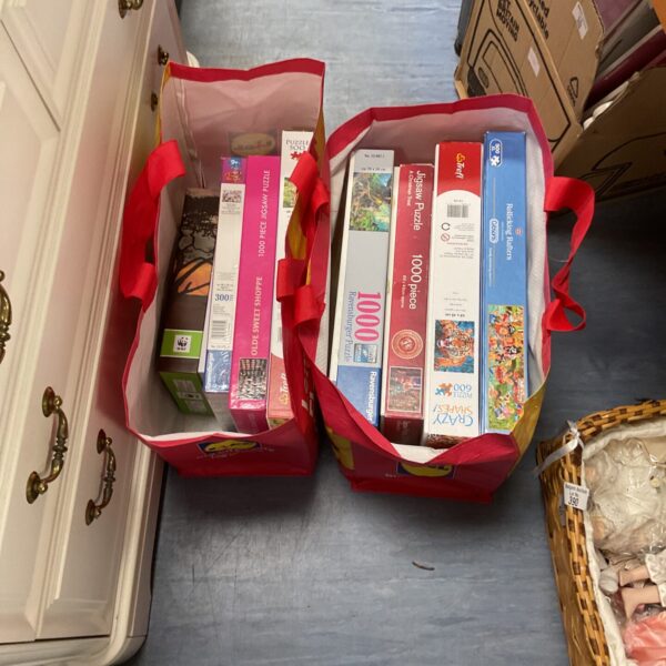 Mixed jigsaw puzzle lot including Ravensburger and WWF puzzles.