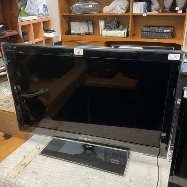 Samsung 32 inch LED TV for repair or parts.
