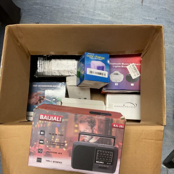 Mixed gadget lot featuring a Baite radio and alarm clock.