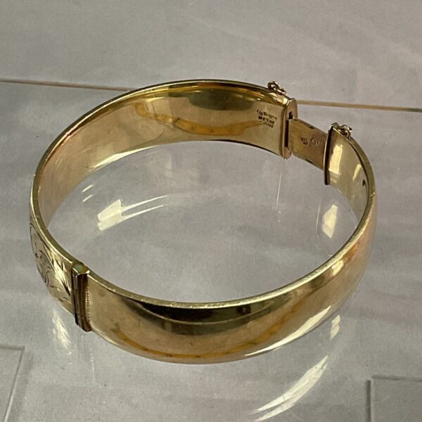 Vintage 9ct gold hinged bracelet, classic fashion jewellery.