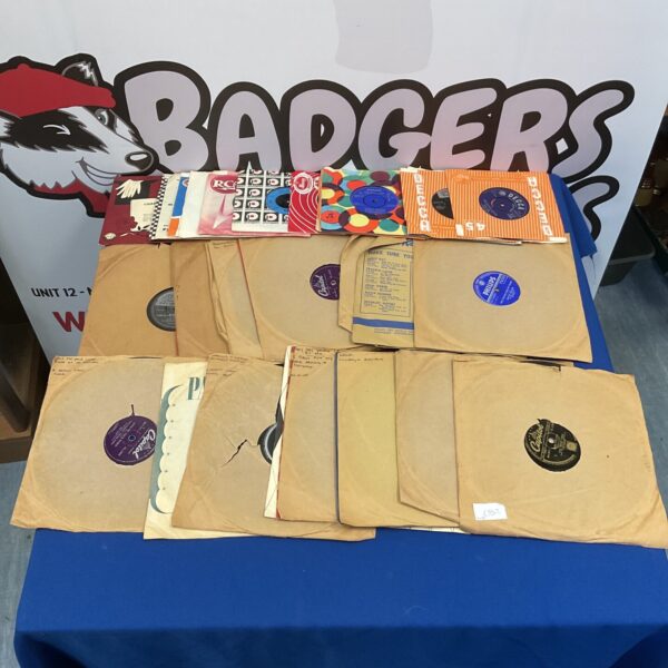Lot of vintage gramophone records and vinyl singles for collectors.