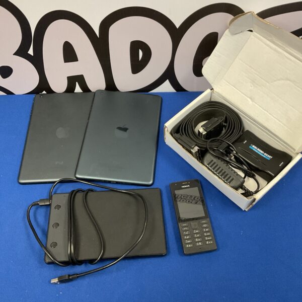 Mixed lot of two Apple iPads in as-seen condition.