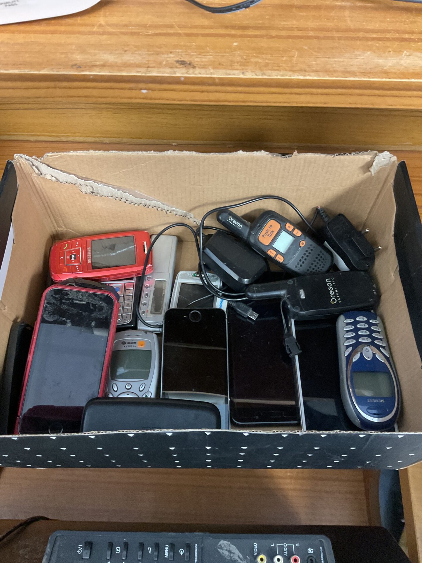 184 Tray of retro mobile phones