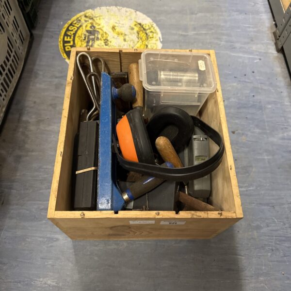 Mixed lot of hand tools including a junior hacksaw.