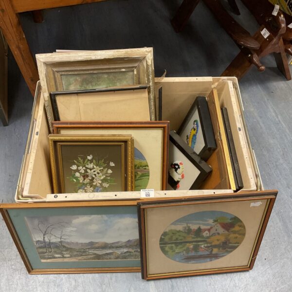 Mixed lot of framed prints and artworks for wall decoration.