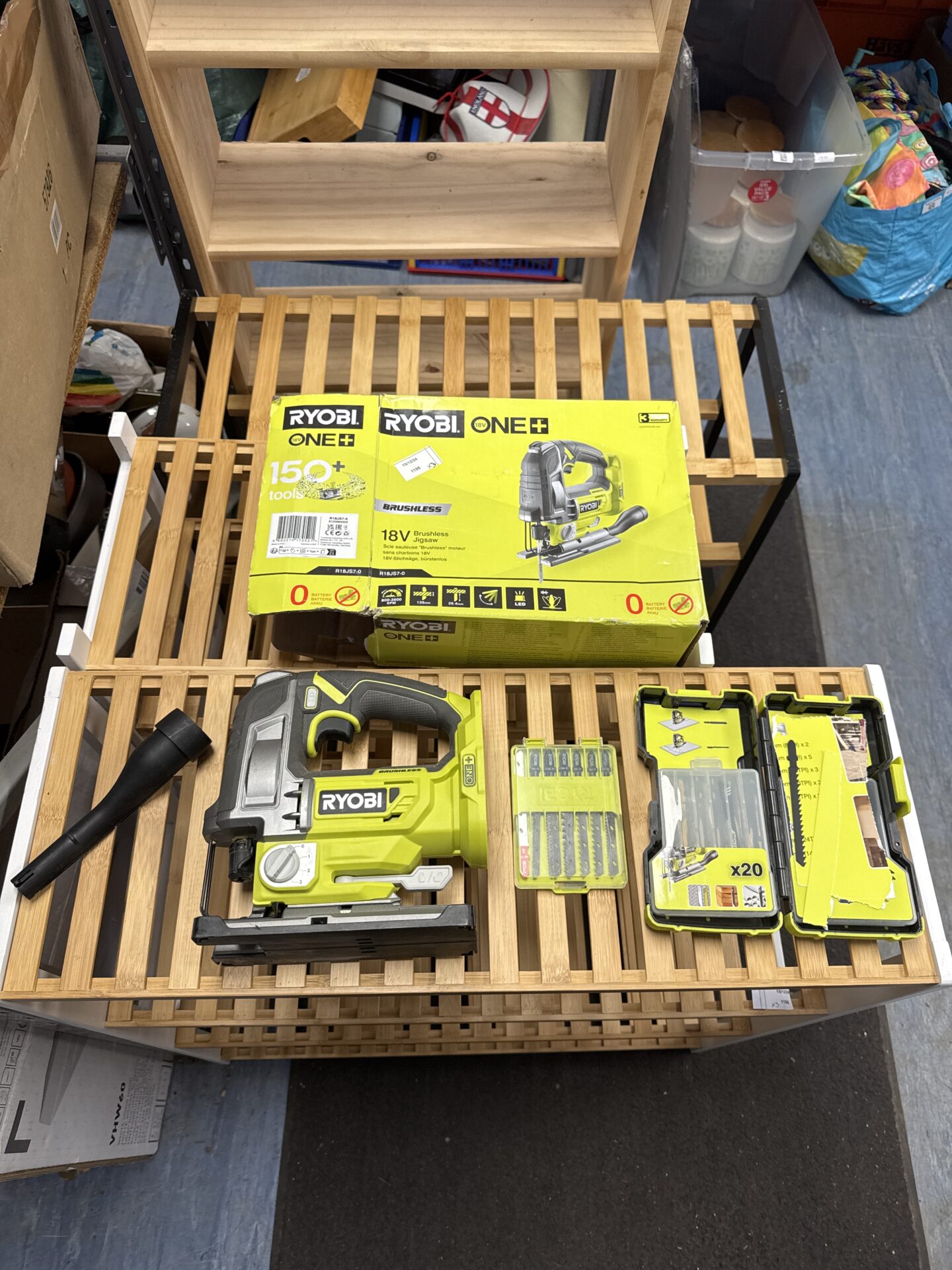 932 Ryobi one+ cordless jigsaw with spare blades – no battery
