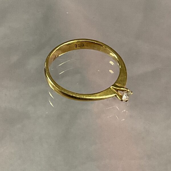 Sparkling diamond solitaire ring in 18ct gold, size J.