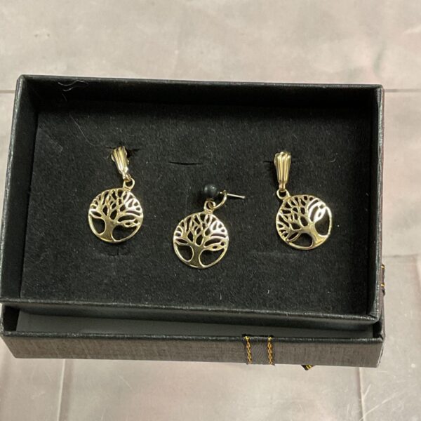Delicate 9ct gold tree of life earrings and pendant jewellery set.