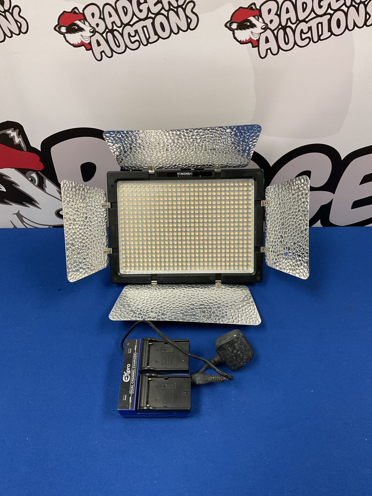 099 Yongnuo digital battery led floodlight working