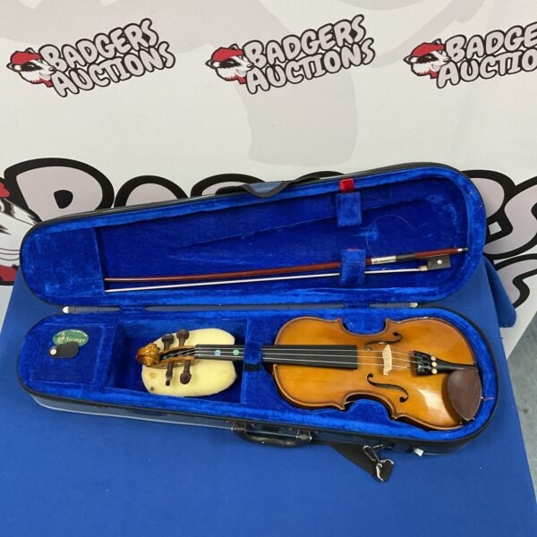Stentor 1/4 violin in case with bow, student instrument.
