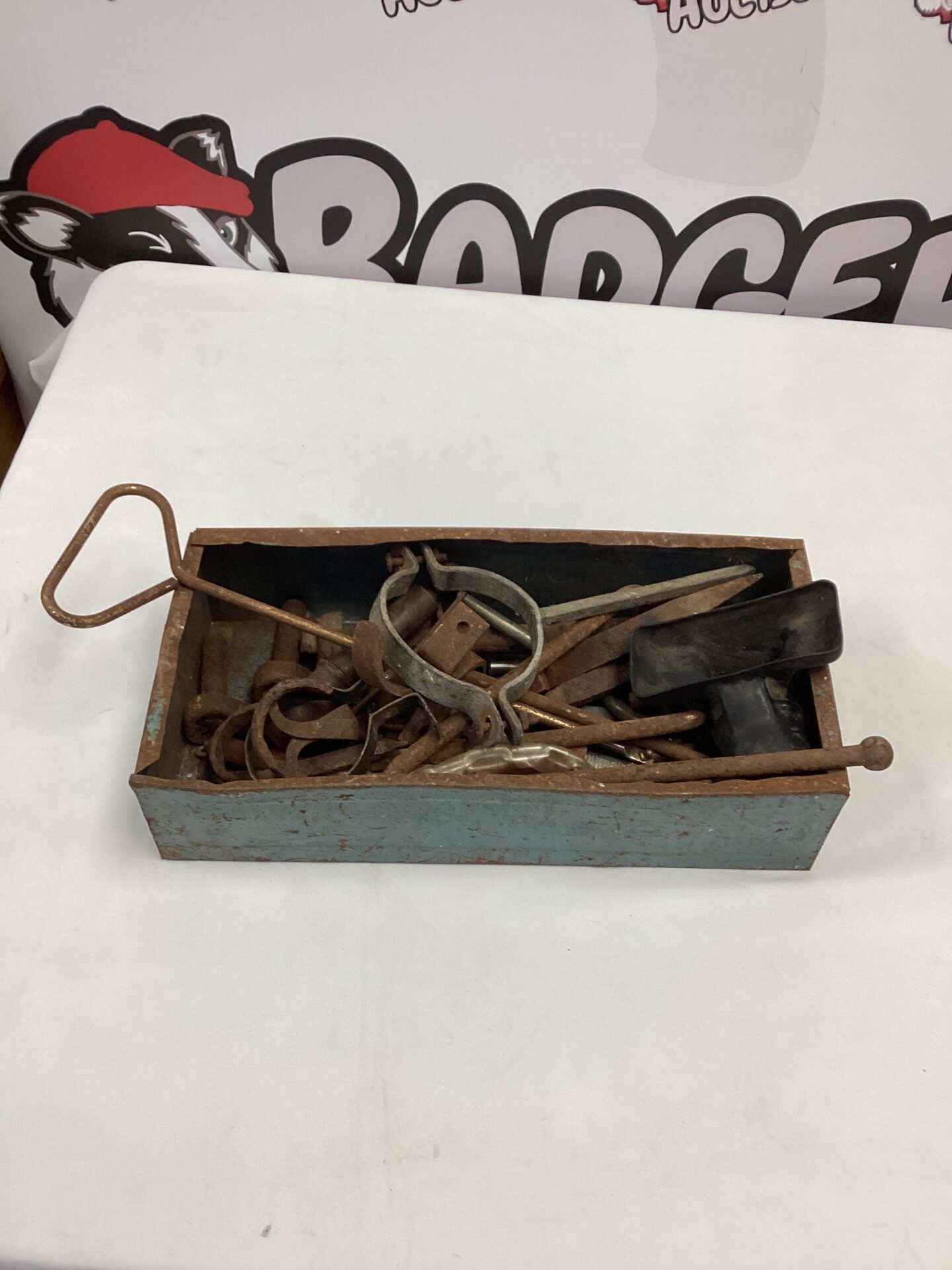 1074 Box of mixed metal items