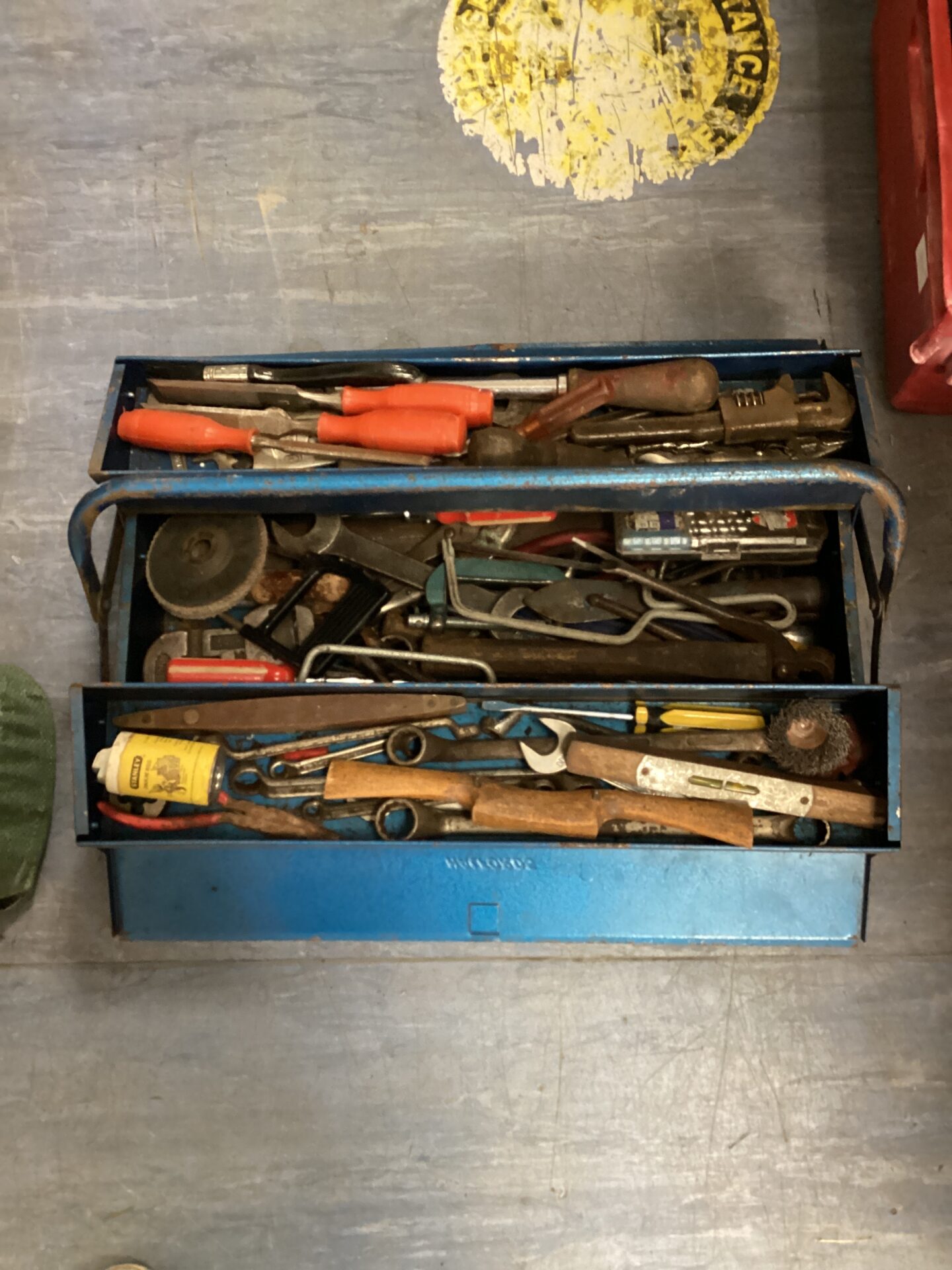 1007 Cantilevered toolbox with contents