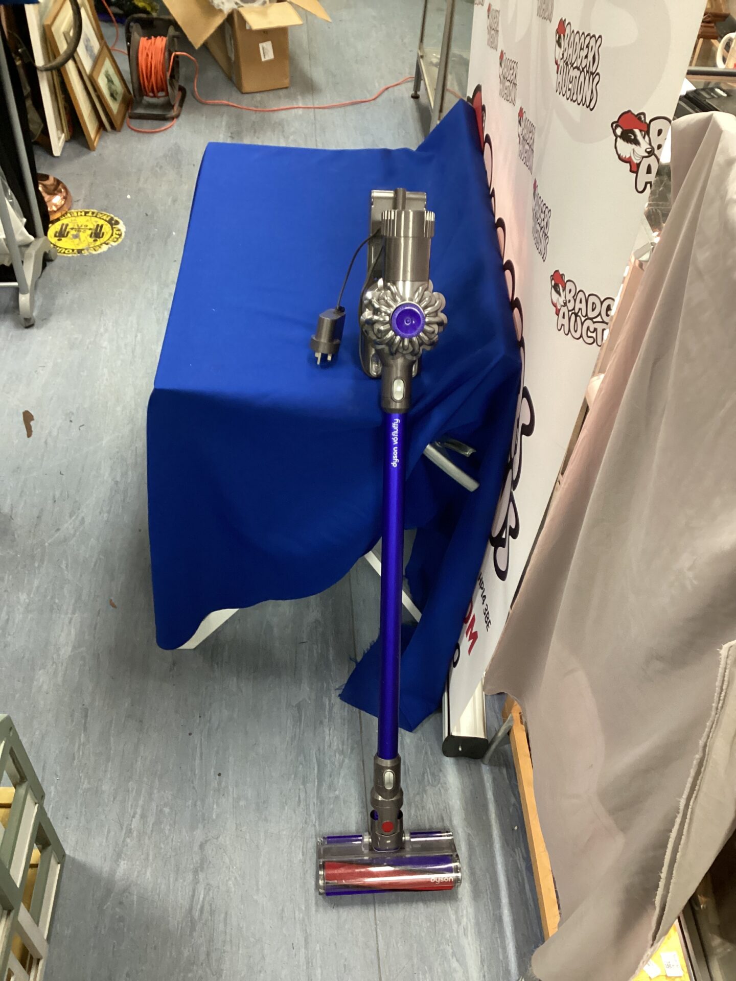 1019 Dyson cordless vacuum cleaner with charger