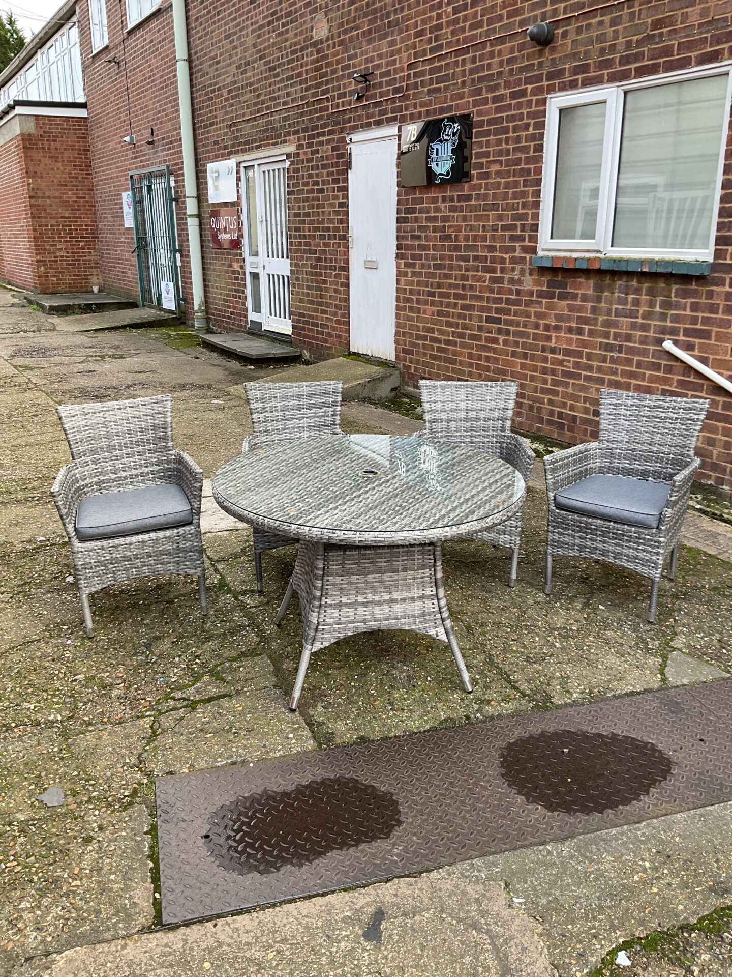 1012 Harbo rattan garden table with four chairs & cover