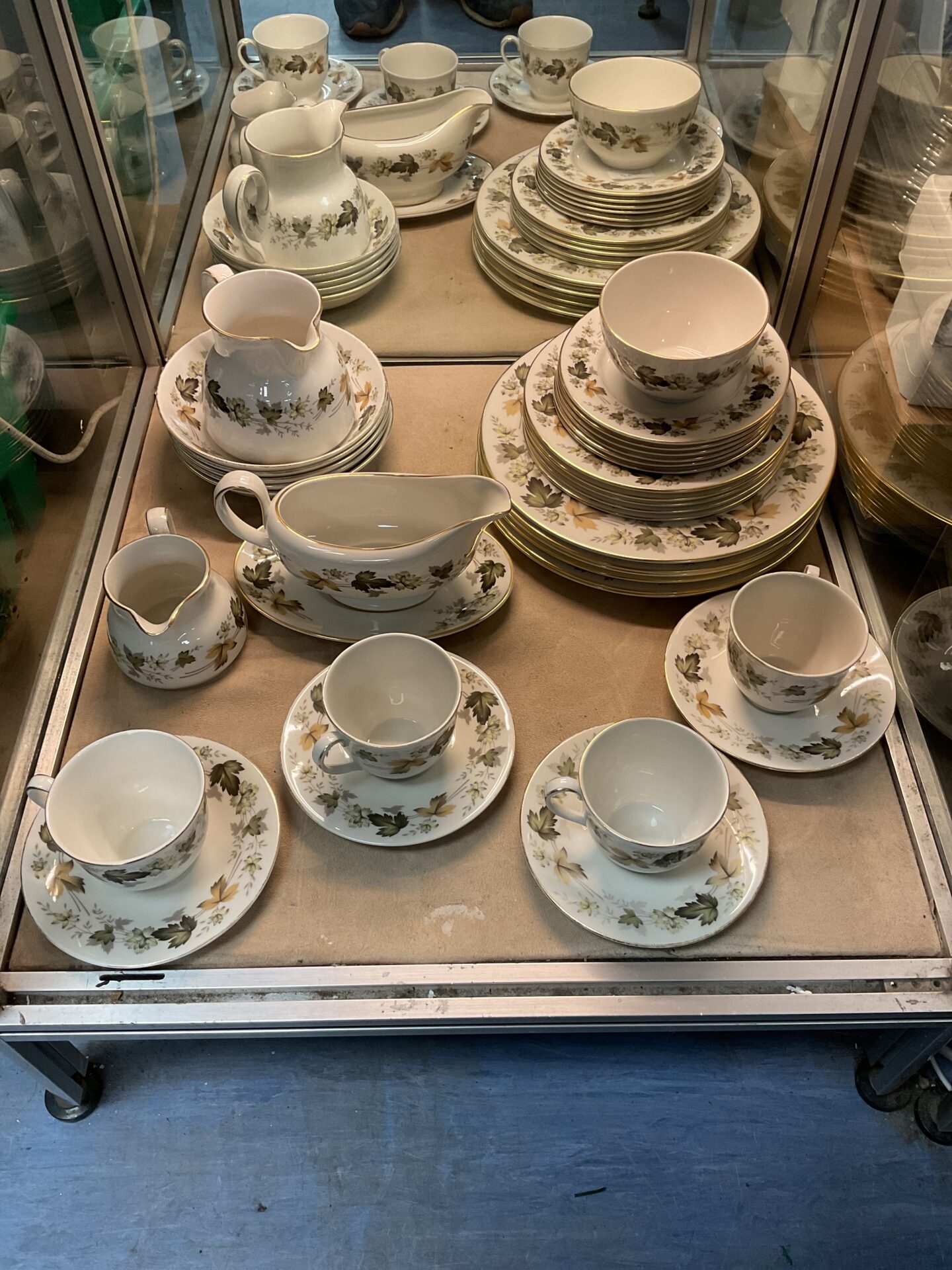 920 Quantity of royal doulton larchmont china