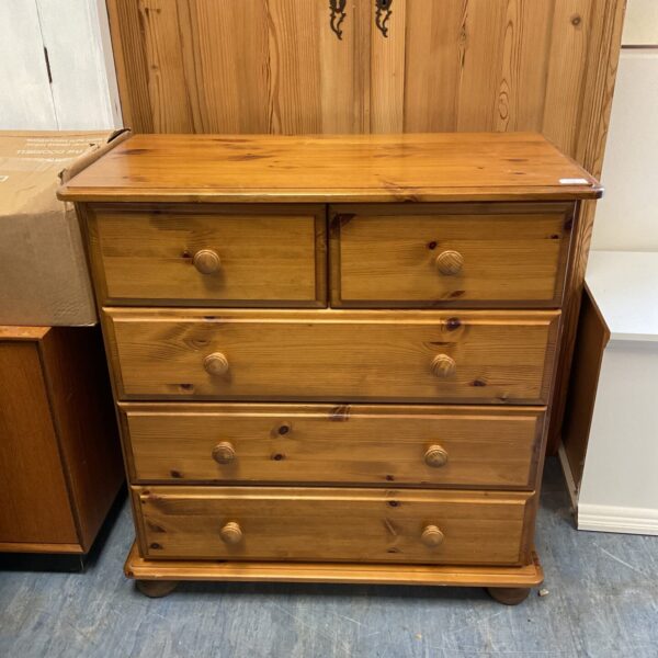 Vintage pine chest of drawers with 2 over 3 drawers.