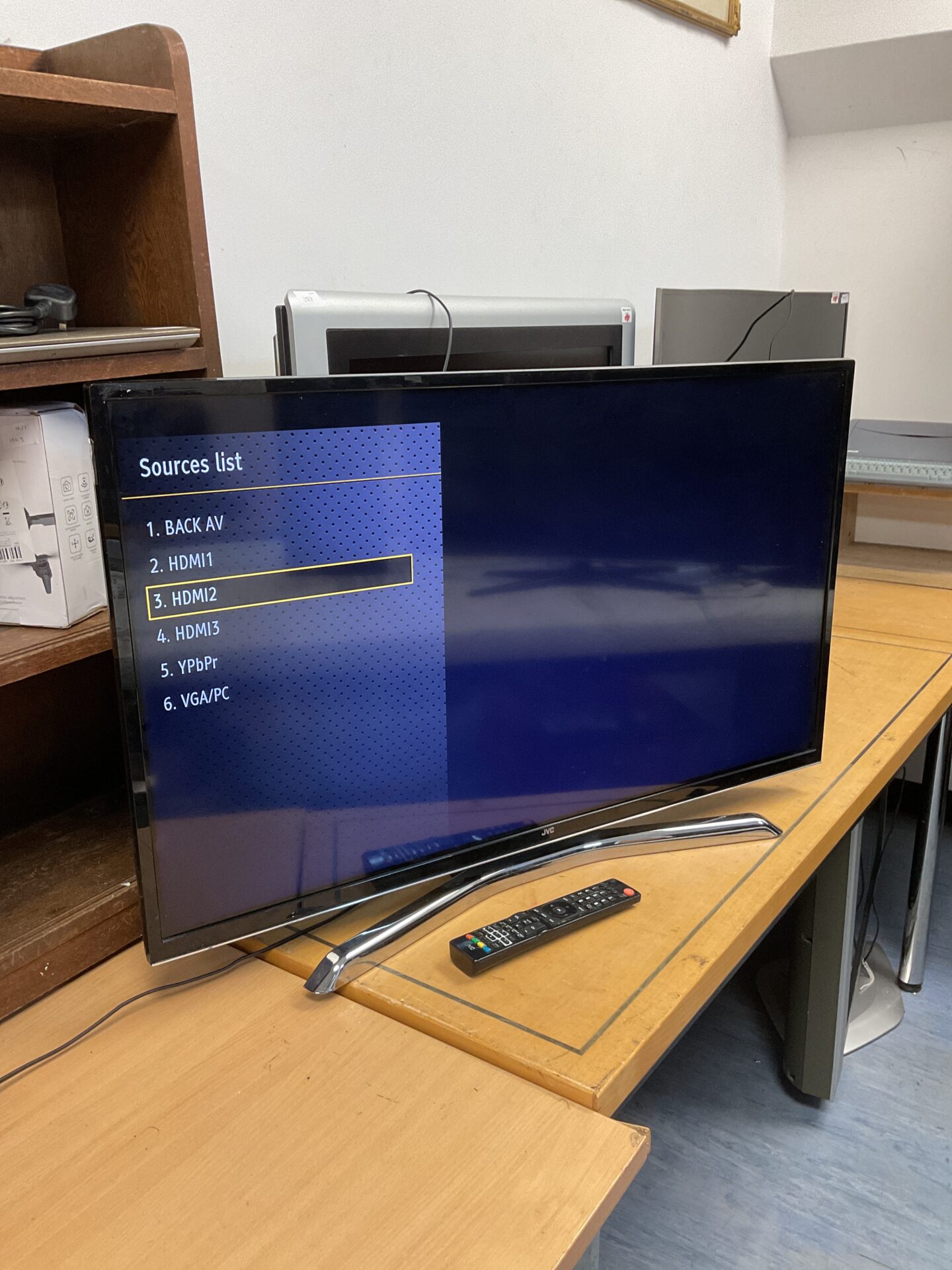 095 Jvc 40” led 4k smart tv working with remote