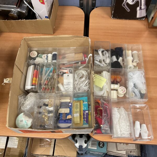 Mixed lot of vintage sewing accessories and thread spools.