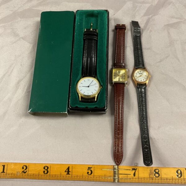 Lot of three vintage ladies quartz wristwatches with leather straps.