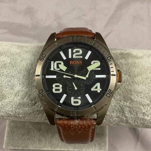 Boss gents quartz wristwatch with leather strap and textured dial.