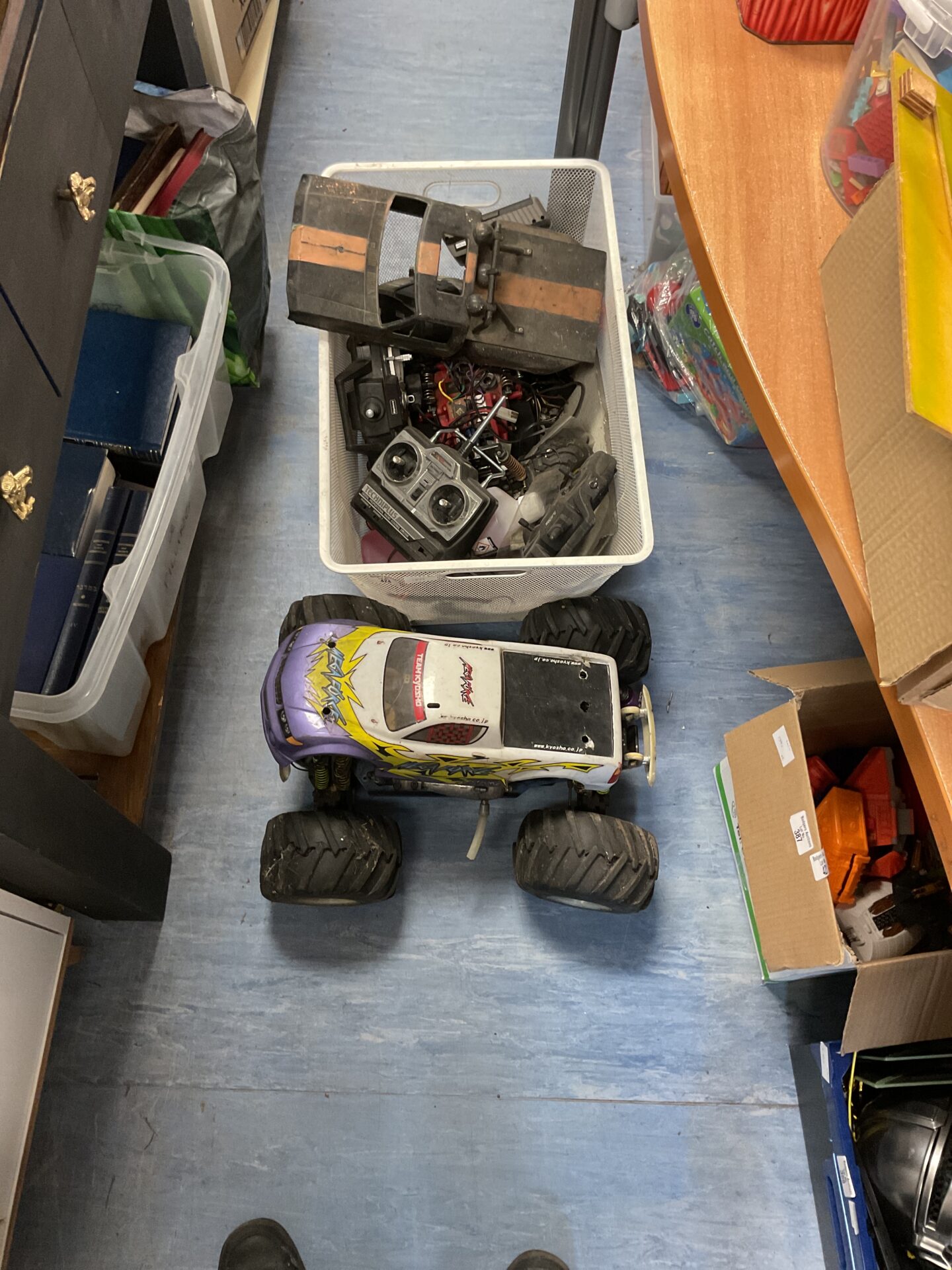 424 Box containing megaforce rc car with other mixed rc items