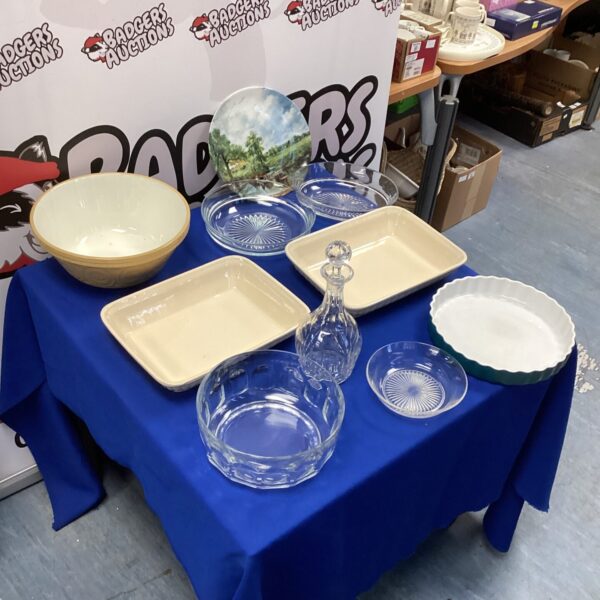 Mixed kitchenware lot featuring a ceramic bowl and glass dish.