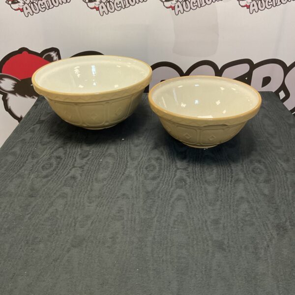 Vintage Mason Cash mixing bowls, a classic kitchenalia lot.