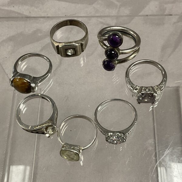 Assorted silver and whitemetal rings in a jewellery lot.