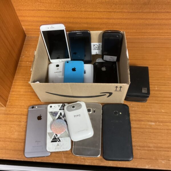 Assorted mobile phone lot including Apple and Samsung handsets.