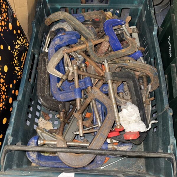Assorted G clamps in a tray, including Record brand examples.