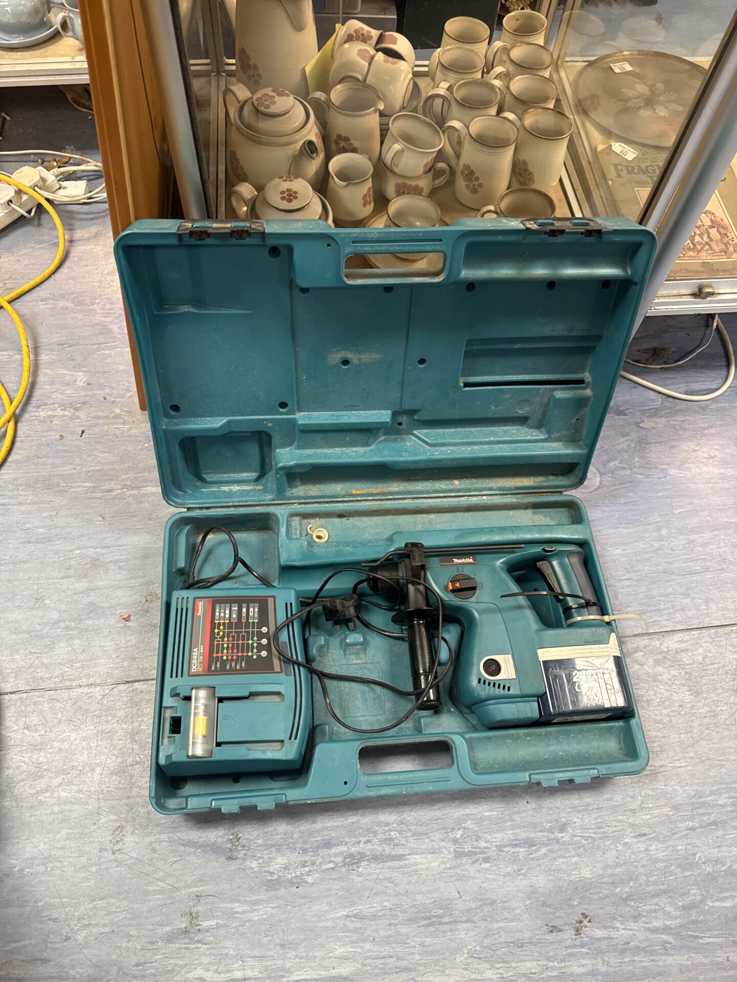 1065 Makita cordless drill with battery & charger – untested, battery flat